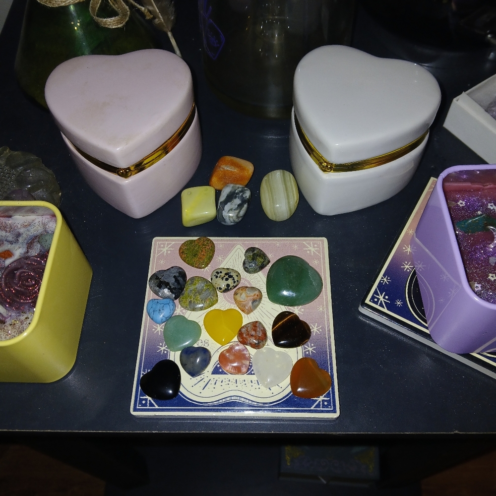 Heart-Shaped Trinket Boxes with Assorted Stones - Picture 3 of 4